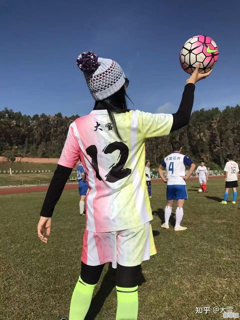 高个子女生适合踢足球吗？